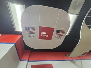 L&W Supply 品牌天花板，配以美国国旗和奥运五环