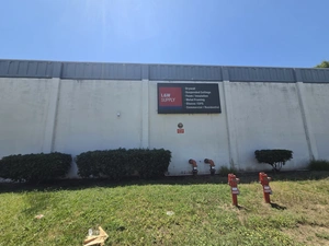 L&W Supply 外部标识列出所提供的产品类别