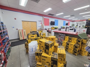 展厅地板上的 DEWALT 品牌产品箱堆